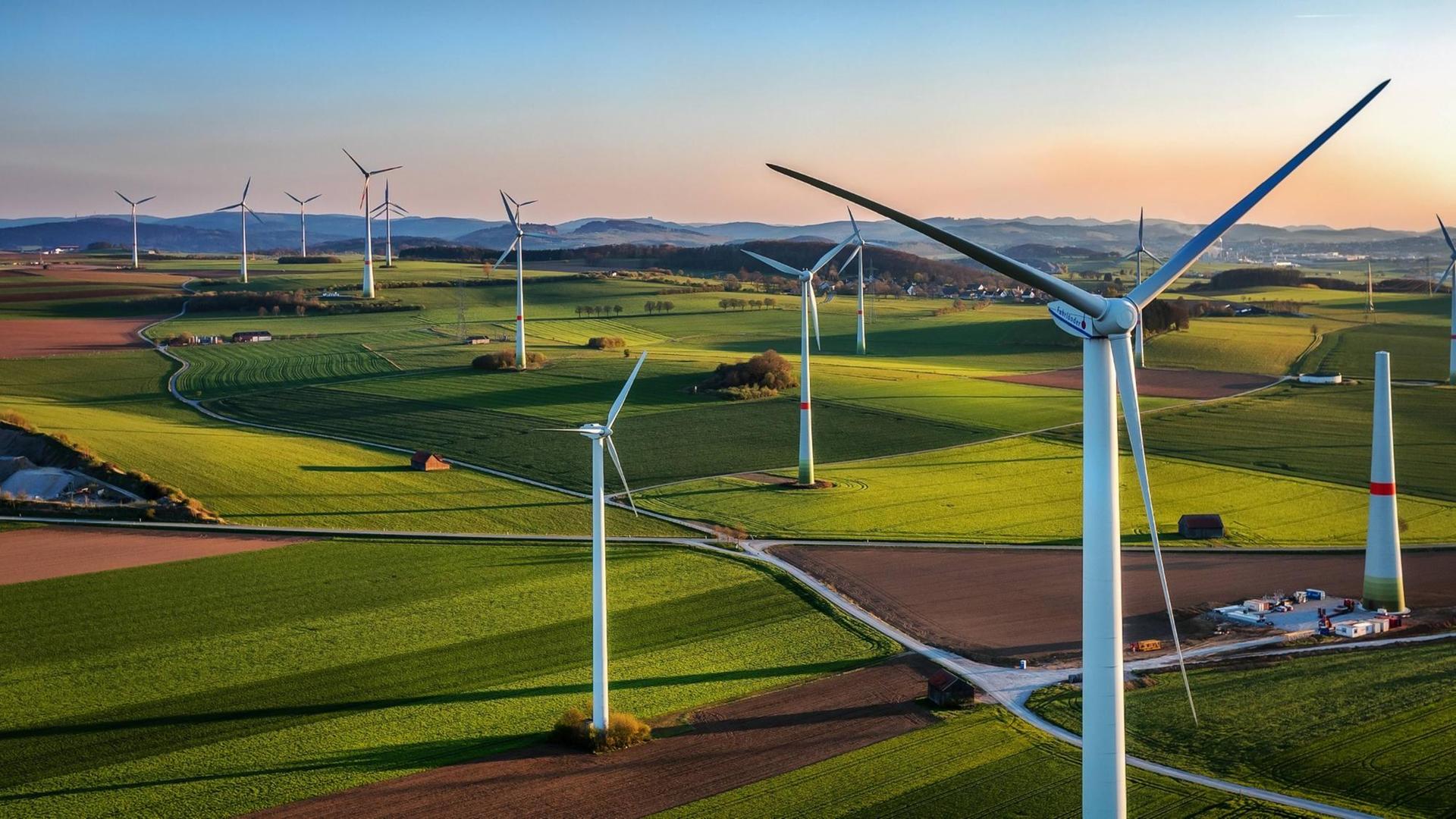Das Foto zeigt Windräder im Abendlicht. Das Foto zeigt Windräder im Abendlicht.