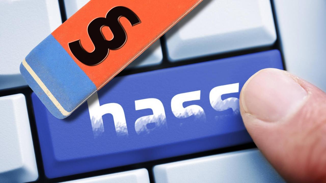 Das Netzwerkdurchsetzungsgesetz soll Hetze und gefälschte Meldungen (Fake News) in sozialen Netzwerken unterbinden. Das Netzwerkdurchsetzungsgesetz soll Hetze und gefälschte Meldungen (Fake News) in sozialen Netzwerken unterbinden.
