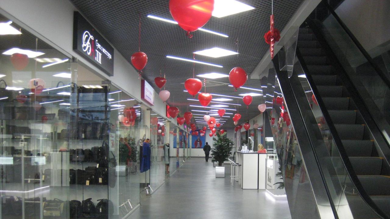 Blick in einen leeren Flur mit Luftballons des Einkaufszentrums Krim in Kirow.