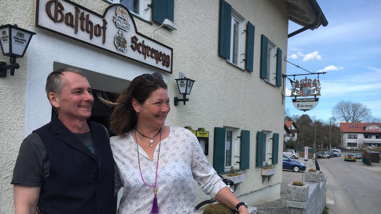 Cathy Tallman und Andreas Pröls stehen in Unering in der Nähe von München vor dem Gasthof Schreyegg. Sie wollen das Dorfwirtshaus neu beleben. Cathy Tallman und Andreas Pröls stehen in Unering in der Nähe von München vor dem Gasthof Schreyegg. Sie wollen das Dorfwirtshaus neu beleben.