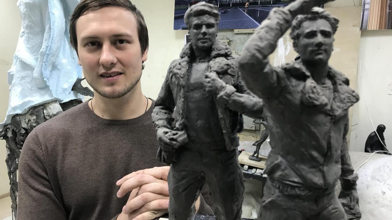 Bildhauer Andrej Korobzow mit dem Denkmalentwurf für die beiden Piloten Kapustin und Janow. Bildhauer Andrej Korobzow mit dem Denkmalentwurf für die beiden Piloten Kapustin und Janow.