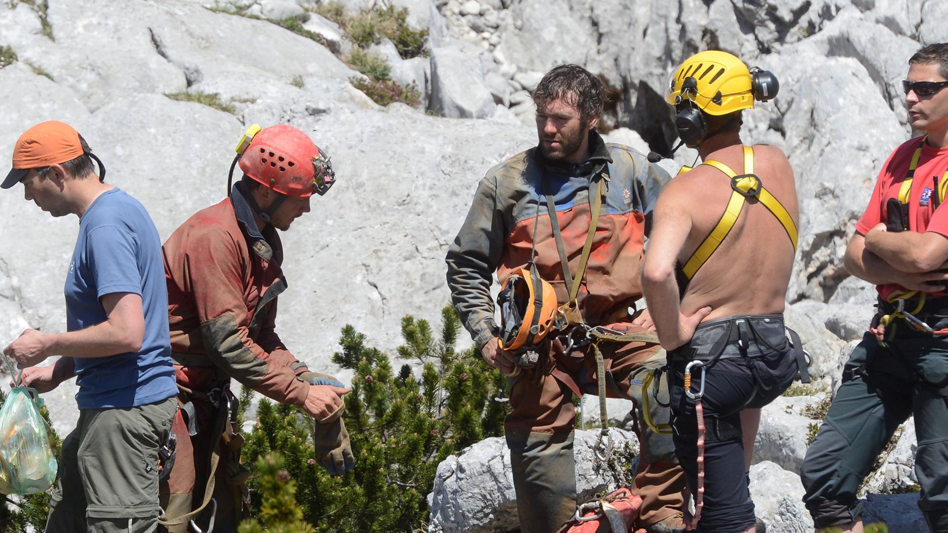Zwei deutsche Höhlenretter (2.v.l und 3.v.l) unterhalten sich am 11.06.2014 am Untersberg bei Marktschellenberg (Bayern) am Einstieg der Riesending-Schachthöhle nach seinem Einsatz.