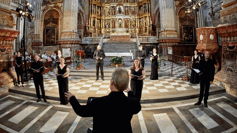 Das Vokalensemble Tenebrae beim Granada Festival 2020 in der Klosterkirche San Jerónimo am 11. Juli mit seinem Leiter Nigel Short. Das Vokalensemble Tenebrae beim Granada Festival 2020 in der Klosterkirche San Jerónimo am 11. Juli mit seinem Leiter Nigel Short.