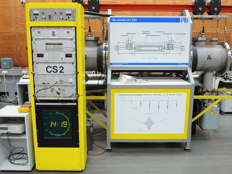 Eine Atomuhr CS2 steht im Zeitlabor der Physikalisch-Technischen Bundesanstalt (PTB) in Braunschweig.