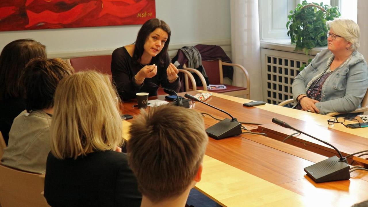 Die sozialdemokratische Abgeordnete Veronica Palm diskutiert mit Parteikolleginnen ihr Buch über Schwesternschaft vor Die sozialdemokratische Abgeordnete Veronica Palm diskutiert mit Parteikolleginnen ihr Buch über Schwesternschaft vor