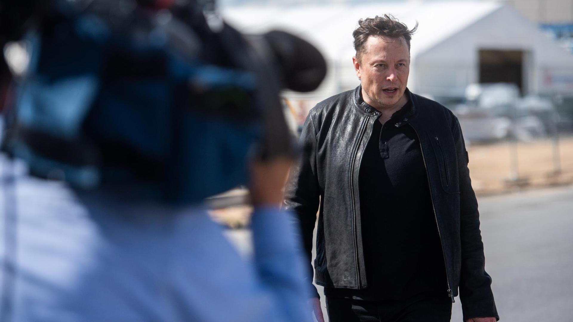 Tesla-Chef Elon Musk steht am 17. Mai auf der Baustelle der Tesla-Fabrik und unterhält sich mit Besuchern. Tesla-Chef Elon Musk steht am 17. Mai auf der Baustelle der Tesla-Fabrik und unterhält sich mit Besuchern.