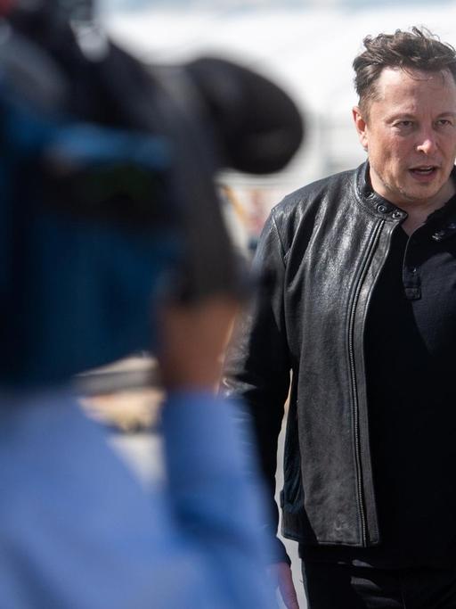 Tesla-Chef Elon Musk steht am 17. Mai auf der Baustelle der Tesla-Fabrik und unterhält sich mit Besuchern.