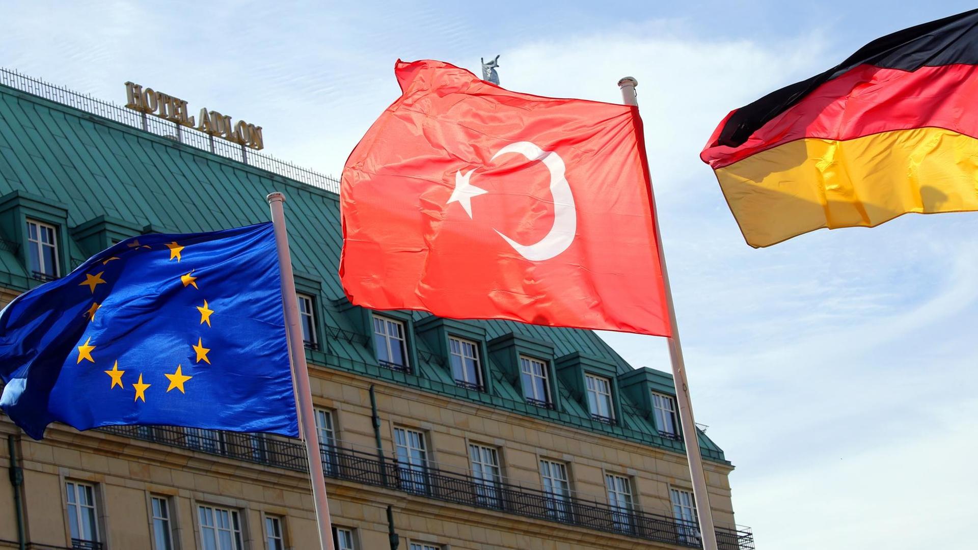Vor dem Staatsbesuch des türkischen Präsidenten Erdogan wehen vor dem Hotel Adlon in Berlin die Flaggen der Bundesrepublik, der Türkei und der EU Vor dem Staatsbesuch des türkischen Präsidenten Erdogan wehen vor dem Hotel Adlon in Berlin die Flaggen der Bundesrepublik, der Türkei und der EU