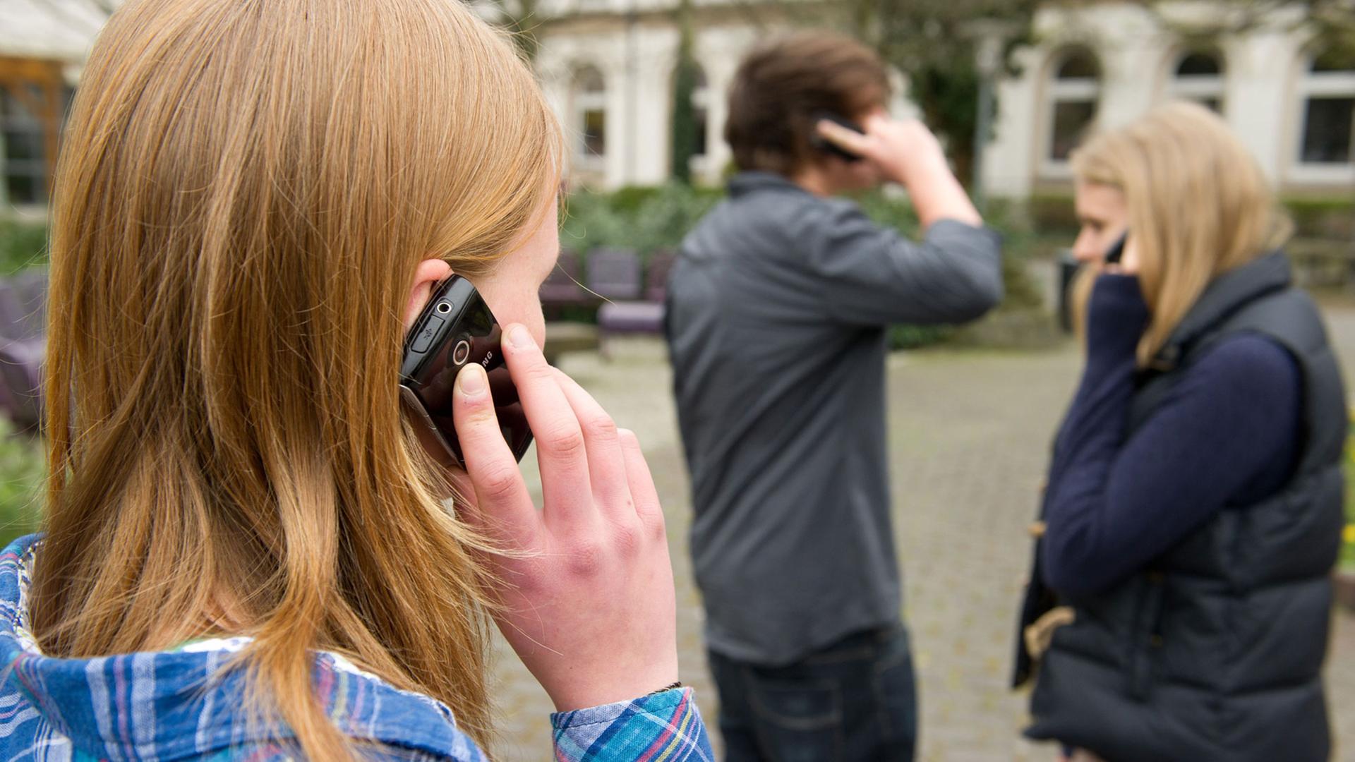 Zehntklässler telefonieren am 22.04.2013 auf einem Schulhof in Braunschweig (Niedersachsen), nachdem sie für eine Woche freiwillig auf ihr Handy verzichtet hatten. Zehntklässler telefonieren am 22.04.2013 auf einem Schulhof in Braunschweig (Niedersachsen), nachdem sie für eine Woche freiwillig auf ihr Handy verzichtet hatten.