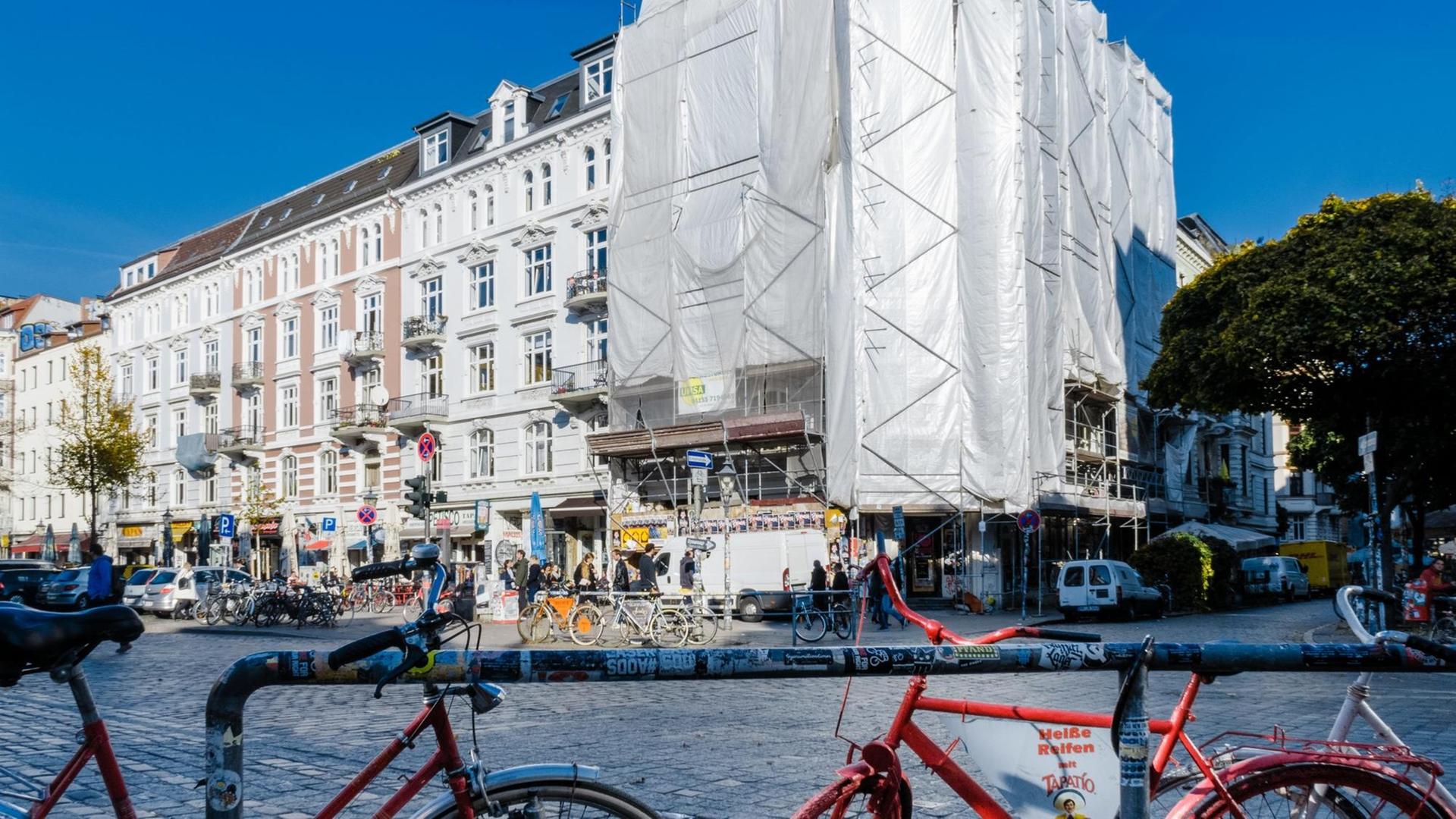 Ein Altbau in Hamburg im Schanzenviertel ist während Sanierungsarbeiten mit Planen abgedeckt