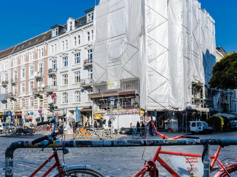 Ein Altbau in Hamburg im Schanzenviertel ist während Sanierungsarbeiten mit Planen abgedeckt