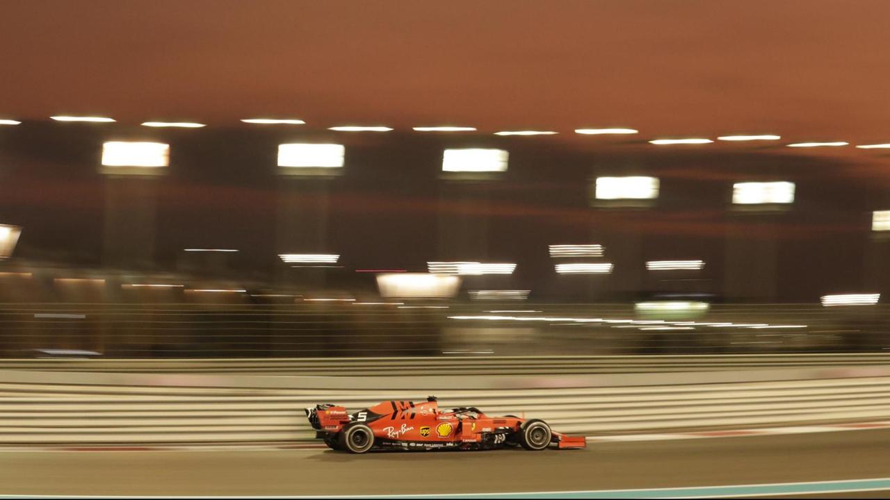 Sebastian Vettel aus Deutschland vom Team Ferrari fährt auf dem Yas Marina Circuit während des Formel-1-Grand-Prix der Emirate. Sebastian Vettel aus Deutschland vom Team Ferrari fährt auf dem Yas Marina Circuit während des Formel-1-Grand-Prix der Emirate.