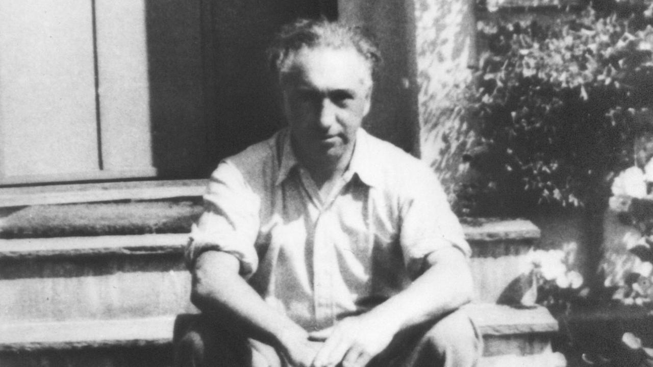 Aufnahme des österreichischen Psychoanalytikers Wilhelm Reich ("Die sexuelle Revolution") aus dem Jahr 1935 auf den Stufen eines Hauses in Oslo. Aufnahme des österreichischen Psychoanalytikers Wilhelm Reich ("Die sexuelle Revolution") aus dem Jahr 1935 auf den Stufen eines Hauses in Oslo.