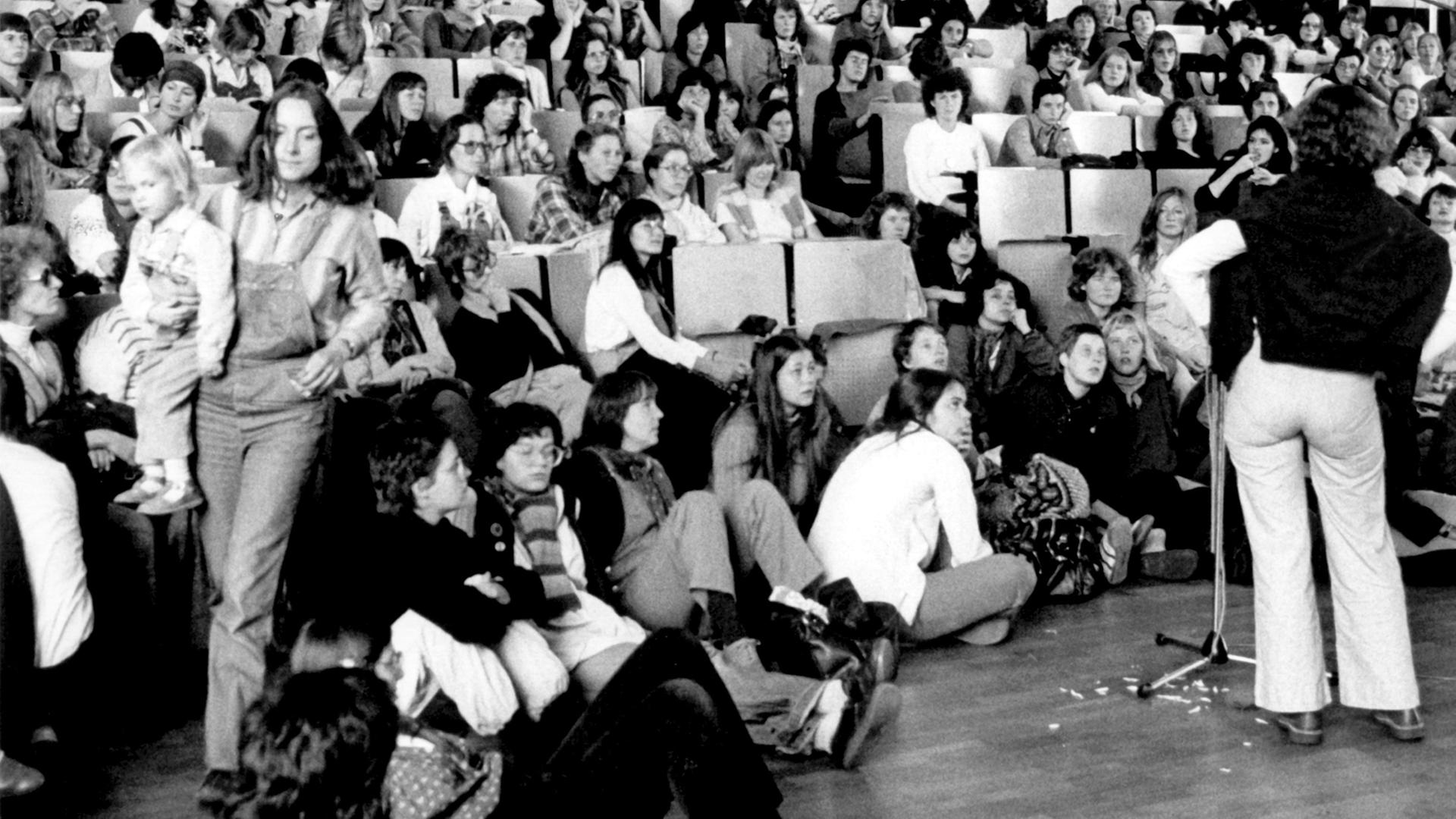 Blick in die "Werkstatt" der Sommeruniversität der Frauen, die vom 1. bis 6. Oktober 1979 in der Freien Universität Berlin stattfand Blick in die "Werkstatt" der Sommeruniversität der Frauen, die vom 1. bis 6. Oktober 1979 in der Freien Universität Berlin stattfand
