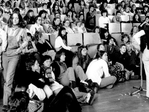 Blick in die "Werkstatt" der Sommeruniversität der Frauen, die vom 1. bis 6. Oktober 1979 in der Freien Universität Berlin stattfand