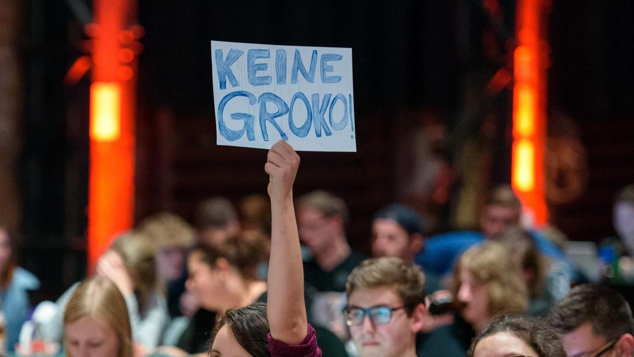 Eine Delegierte auf dem Juso-Bundeskongress in Saarbrücken während der Rede des SPD Parteivorsitzenden Schulz ein Schild mit der Aufschrift "Keine GroKo" in die Höhe. 