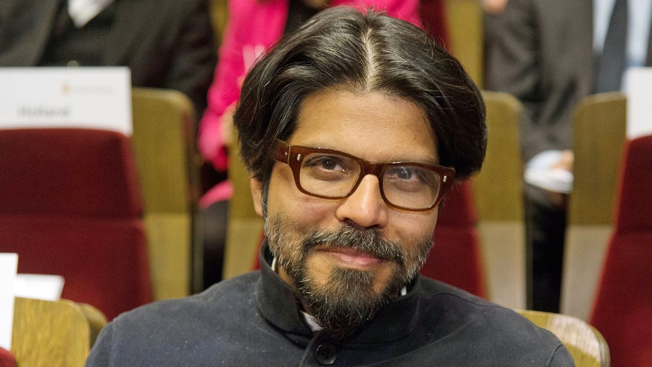 Der indische Schriftsteller Pankaj Mishra, Preisträger des Leipziger Buchpreises zur Europäischen Verständigung während des Festakts anlässlich der Eröffnung der Leipziger Buchmesse 2014 im Gewandhaus. Der indische Schriftsteller Pankaj Mishra, Preisträger des Leipziger Buchpreises zur Europäischen Verständigung während des Festakts anlässlich der Eröffnung der Leipziger Buchmesse 2014 im Gewandhaus.