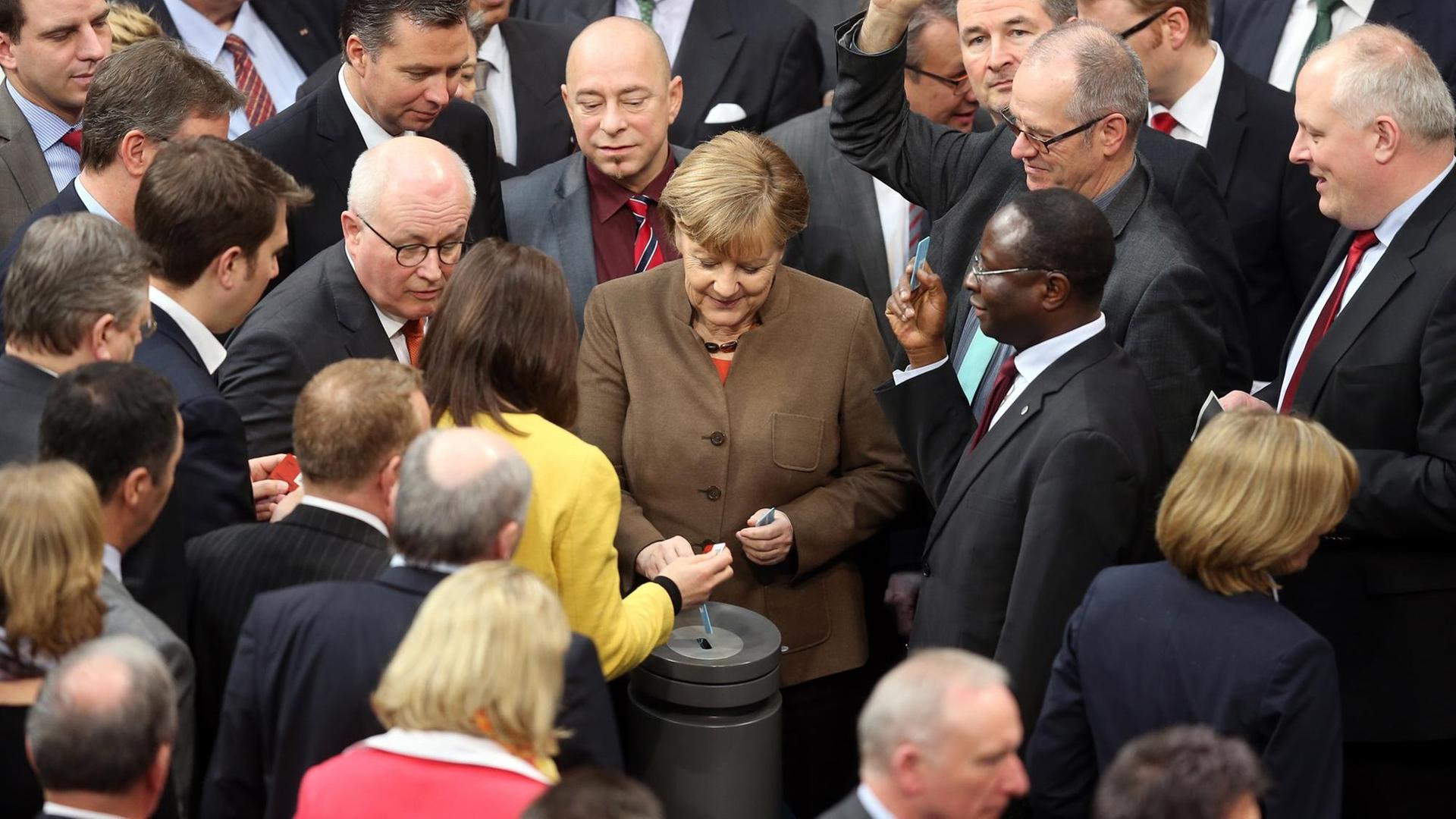 Bundeskanzlerin Angela Merkel (CDU) und Parlamentarier des Deutschen Bundestages stimmen über das Asylpaket II ab. Bundeskanzlerin Angela Merkel (CDU) und Parlamentarier des Deutschen Bundestages stimmen über das Asylpaket II ab.