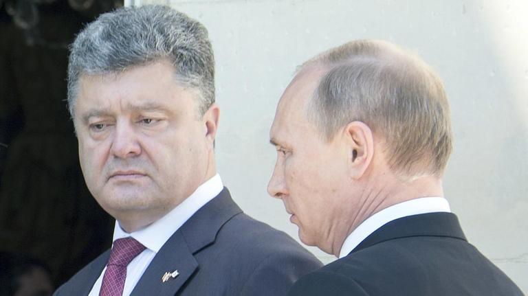 Der damalige ukrainische Staatschef Petro Poroschenko (links) und der russische Präsident Wladimir Putin am 06.06.2014 im Schloss von Bénouville. Der damalige ukrainische Staatschef Petro Poroschenko (links) und der russische Präsident Wladimir Putin am 06.06.2014 im Schloss von Bénouville.