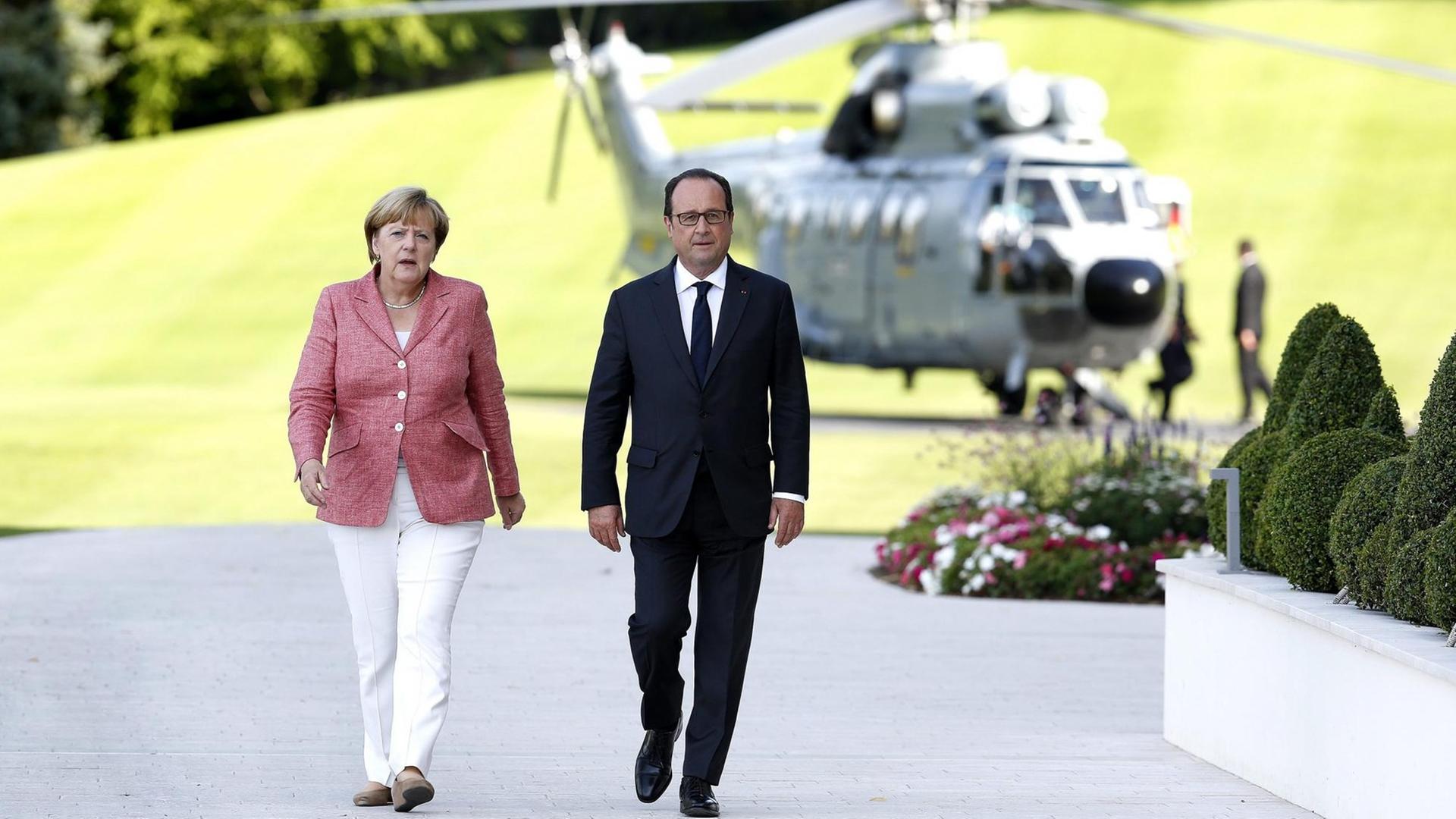 epa05520417 German Chancellor Angela Merkel (L) and French President Francois Hollande (R) arrive at the 25th Evian Franco-German meeting in Evian-les-Bains, France, 02 September 2016. EPA/SEBASTIEN NOGIER |