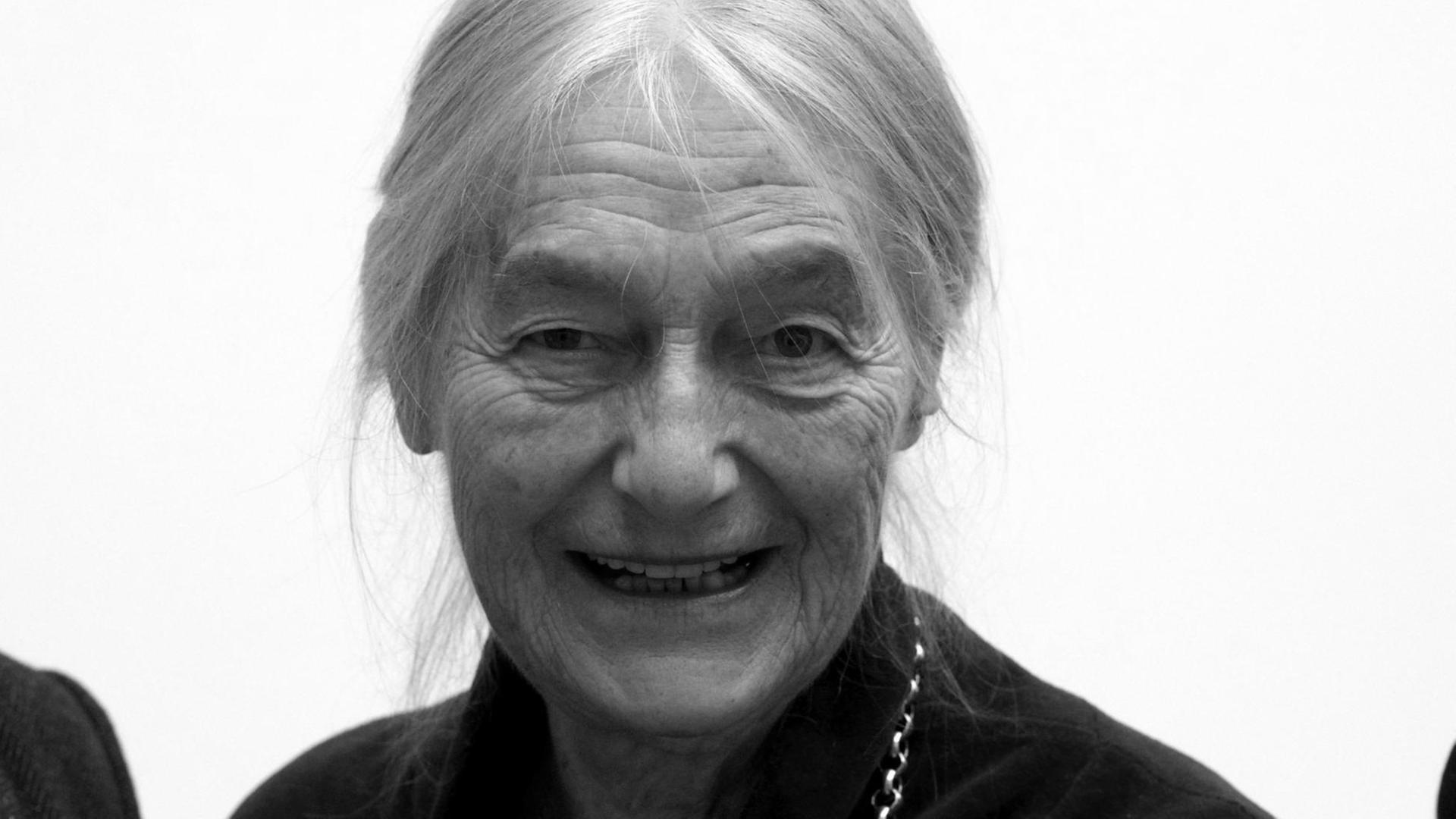 Evelyn Richter blickt lächelnd in Richtung des Betrachters. Evelyn Richter blickt lächelnd in Richtung des Betrachters.