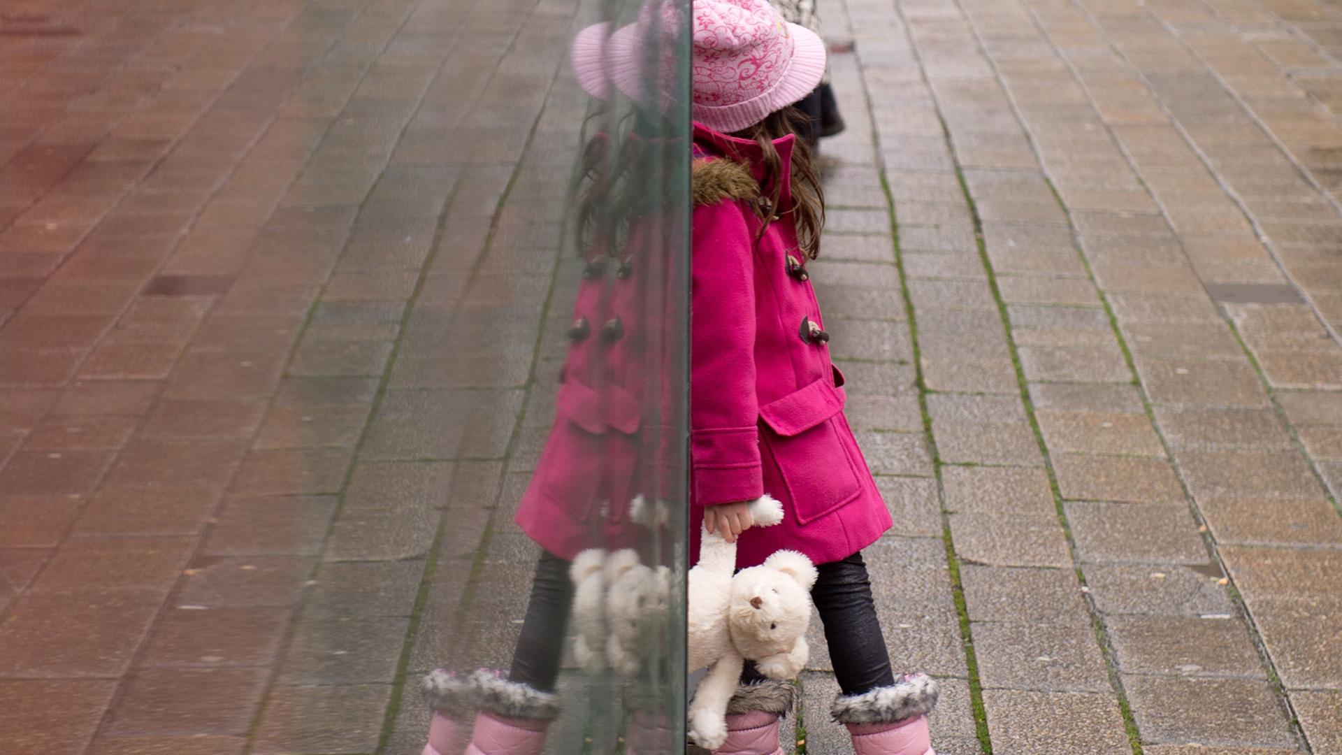 Beschreibung:Ein Mädchen steht am 21.01.2014 in Heilbronn (Baden-Württemberg) mit einem Teddybär an einer Haltestelle und spiegelt sich in einer Scheibe. Beschreibung:Ein Mädchen steht am 21.01.2014 in Heilbronn (Baden-Württemberg) mit einem Teddybär an einer Haltestelle und spiegelt sich in einer Scheibe.