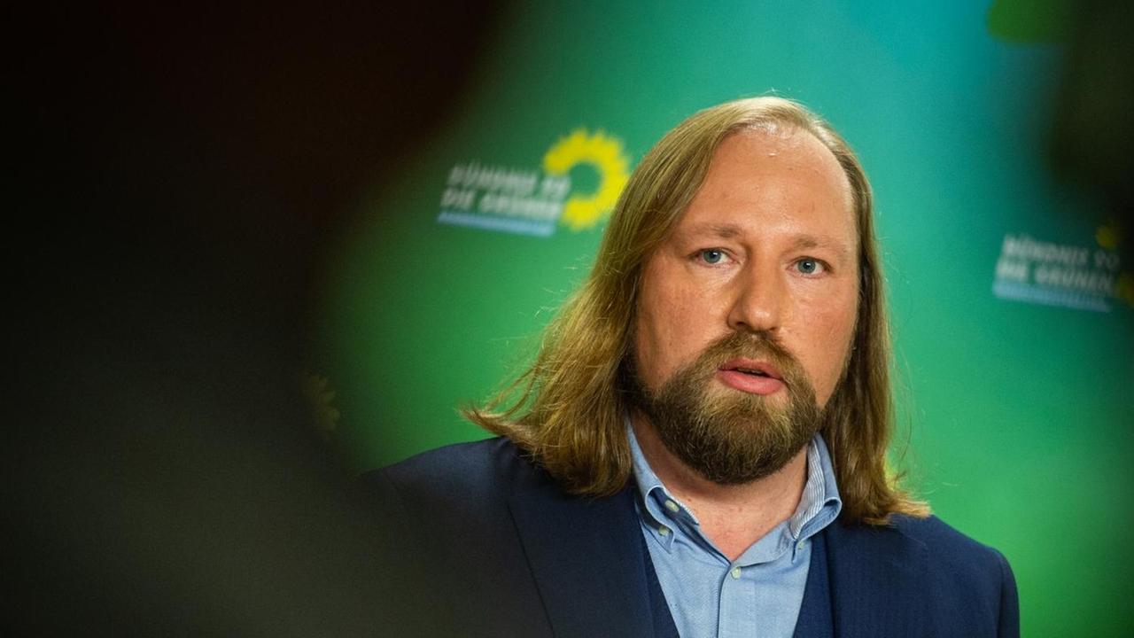 Anton Hofreiter (Bündnis90/Die Grünen), Vorsitzender der Bundestagsfraktion, spricht vor der Fraktionssitzung von Bündnis 90/Die Grünen im Jakob-Kaiser-Haus. Anton Hofreiter (Bündnis90/Die Grünen), Vorsitzender der Bundestagsfraktion, spricht vor der Fraktionssitzung von Bündnis 90/Die Grünen im Jakob-Kaiser-Haus.