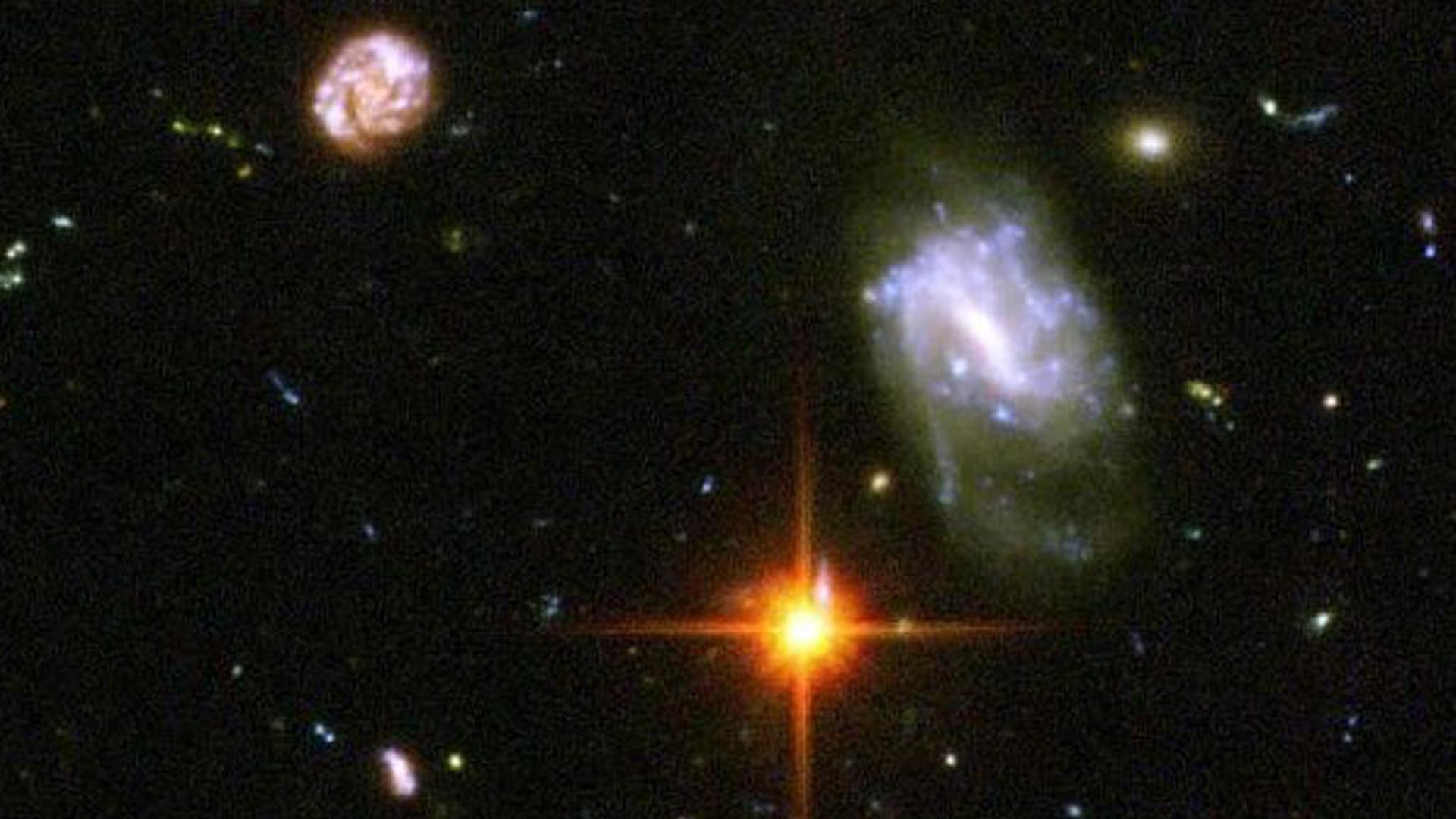 Eine neue Aufnahme des Weltraumteleskops "Hubble", die am 9.3.2004 veröffentlicht wurde. Sie zeigt etwa 10000 Galaxien, einige von ihnen in chaotisch wirkender Formgestaltung. Die Aufnahme erfasst nur einen äußerst kleinen Teil des Himmels unterhalb des Sternbilds Orion, bezeichnet als "Hubble Ultra Deep Field" (HUDF). Eine neue Aufnahme des Weltraumteleskops "Hubble", die am 9.3.2004 veröffentlicht wurde. Sie zeigt etwa 10000 Galaxien, einige von ihnen in chaotisch wirkender Formgestaltung. Die Aufnahme erfasst nur einen äußerst kleinen Teil des Himmels unterhalb des Sternbilds Orion, bezeichnet als "Hubble Ultra Deep Field" (HUDF).