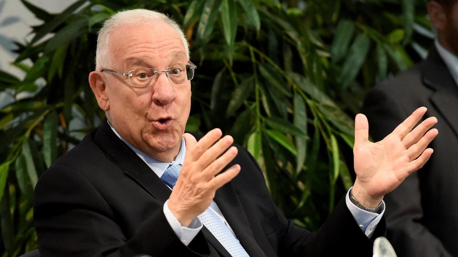 Israels Staatspräsident Reuven Rivlin spricht am 13.05.2015 in Kiel (Schleswig-Holstein) zu Studenten der Christian-Albrechts-Universität. Israels Staatspräsident Reuven Rivlin spricht am 13.05.2015 in Kiel (Schleswig-Holstein) zu Studenten der Christian-Albrechts-Universität.