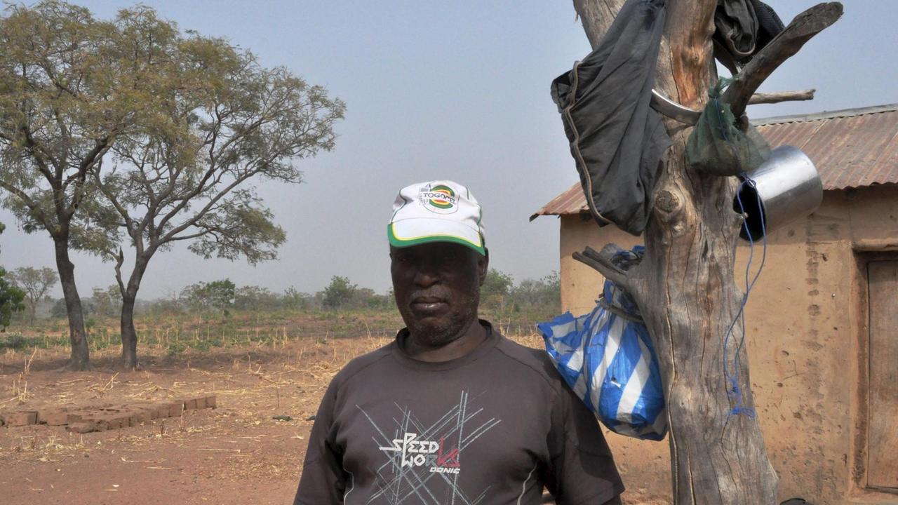 Selbst ernannter Heiler Kidiba mit Fetischfigur. Selbst ernannter Heiler Kidiba mit Fetischfigur.