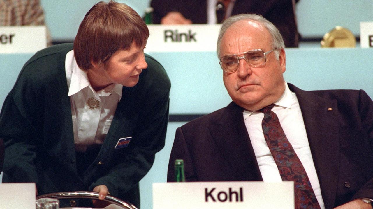Bundesfrauenministerin Angela Merkel beugt sich am 16.12.1991 während d...</p>

                        <a href=