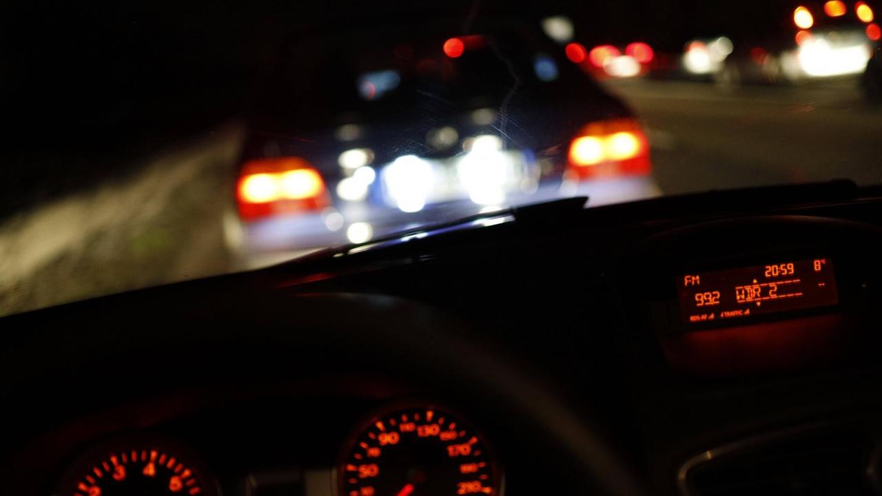 Blick in das Innere eines Autos, das nachts in einem Stau steht. Blick in das Innere eines Autos, das nachts in einem Stau steht.