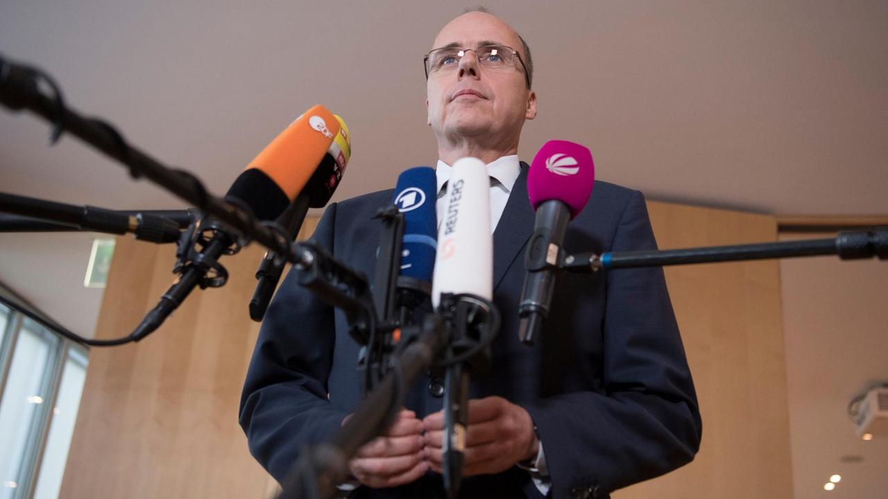 19.12.2018, Hessen, Wiesbaden: Peter Beuth (CDU), Innenminister von Hessen, gibt nach der Sitzung des Innenausschusses ein Statement ab. Die Ermittlungen gegen ein mutmaßlich rechtsextremes Netzwerk in der Frankfurter Polizei beschäftigen an diesem Mittwoch den Innenausschuss des hessischen Landtags. Foto: Boris Roessler/dpa | Verwendung weltweit 19.12.2018, Hessen, Wiesbaden: Peter Beuth (CDU), Innenminister von Hessen, gibt nach der Sitzung des Innenausschusses ein Statement ab. Die Ermittlungen gegen ein mutmaßlich rechtsextremes Netzwerk in der Frankfurter Polizei beschäftigen an diesem Mittwoch den Innenausschuss des hessischen Landtags. Foto: Boris Roessler/dpa | Verwendung weltweit