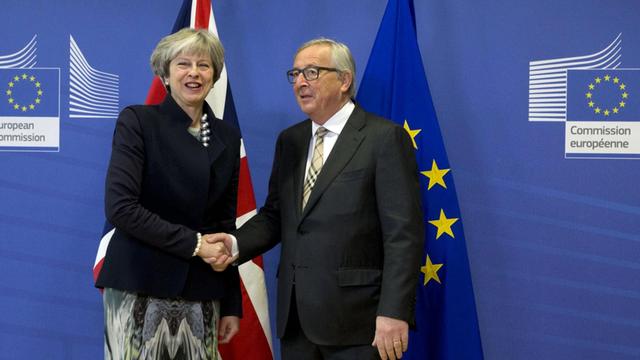 Der Präsident der Europäischen Kommission, Jean-Claude Juncker, begrüßt die britische Premierministerin Theresa May vor einem Gespräch in der EU-Zentrale am 04.12.2017 in Brüssel.