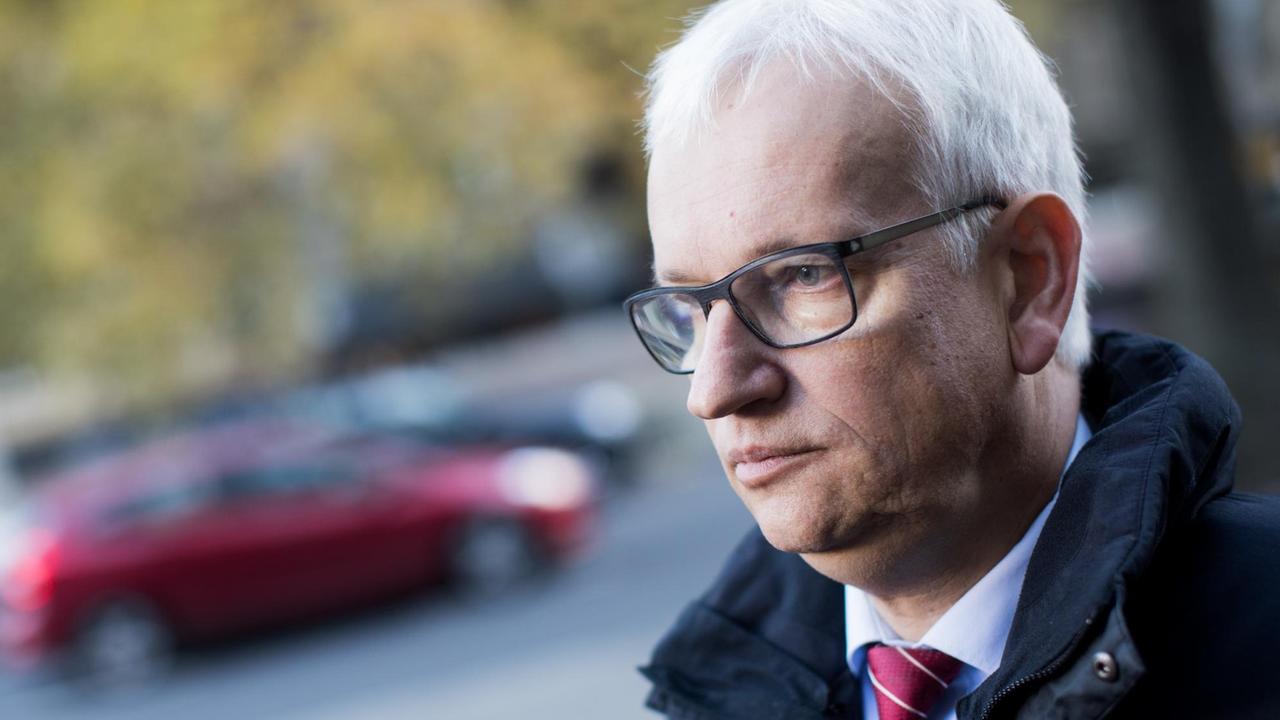 Jürgen Resch, der Bundesgeschäftsführer der Deutschen Umwelthilfe (DUH), steht vor dem Verwaltungsgericht. Hier wird eine Klage der Deutschen Umwelthilfe (DUH) auf Diesel-Fahrverbote in Köln und Bonn verhandelt. Jürgen Resch, der Bundesgeschäftsführer der Deutschen Umwelthilfe (DUH), steht vor dem Verwaltungsgericht. Hier wird eine Klage der Deutschen Umwelthilfe (DUH) auf Diesel-Fahrverbote in Köln und Bonn verhandelt.