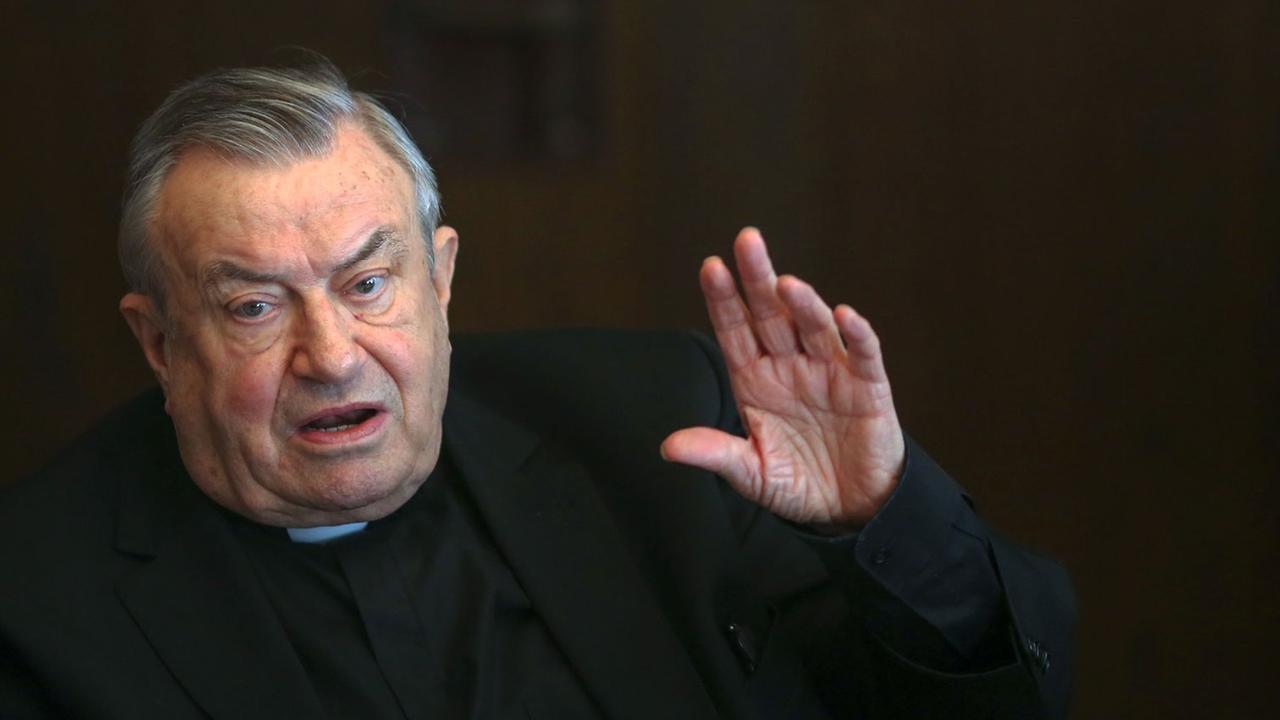 Kardinal Karl Lehmann unterhält sich am 26.06.2014 im Bischöflichen Ordinariat in Mainz (Rheinland-Pfalz) bei einer Buchpräsentation mit Verlegern und Journalisten. Kardinal Karl Lehmann unterhält sich am 26.06.2014 im Bischöflichen Ordinariat in Mainz (Rheinland-Pfalz) bei einer Buchpräsentation mit Verlegern und Journalisten.