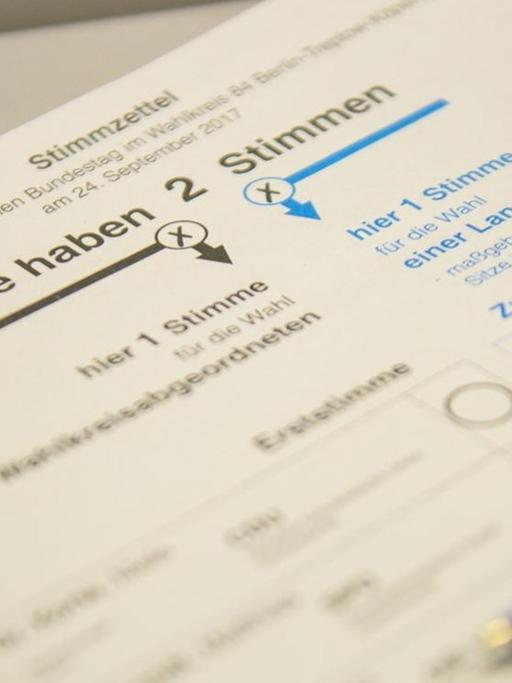 Ein blauer Kugelschreiber liegt auf einem Wahlzettel für die Bundestagswahl 2017