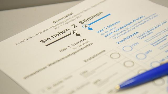 Ein blauer Kugelschreiber liegt auf einem Wahlzettel für die Bundestagswahl 2017