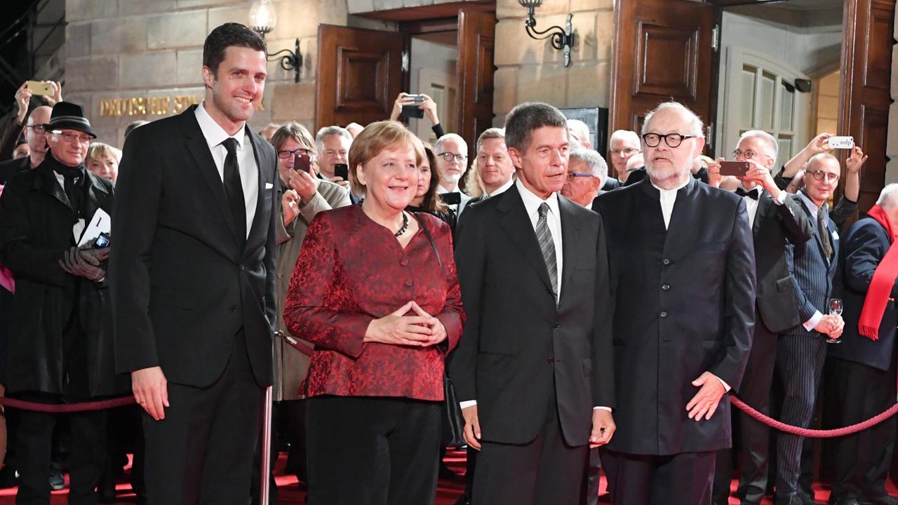 Bundeskanzlerin Angela Merkel und ihr Mann Joachim Sauer werden am 03.10.2017 bei festlichen Wiedereröffnung der Berliner Staatsoper Unter den Linden in Berlin von den Intendanten Matthias Schulz (l) und Jürgen Flimm (2.vl) begrüßt. Foto: Bernd Von Jutrczenka/dpa | Verwendung weltweit Bundeskanzlerin Angela Merkel und ihr Mann Joachim Sauer werden am 03.10.2017 bei festlichen Wiedereröffnung der Berliner Staatsoper Unter den Linden in Berlin von den Intendanten Matthias Schulz (l) und Jürgen Flimm (2.vl) begrüßt. Foto: Bernd Von Jutrczenka/dpa | Verwendung weltweit