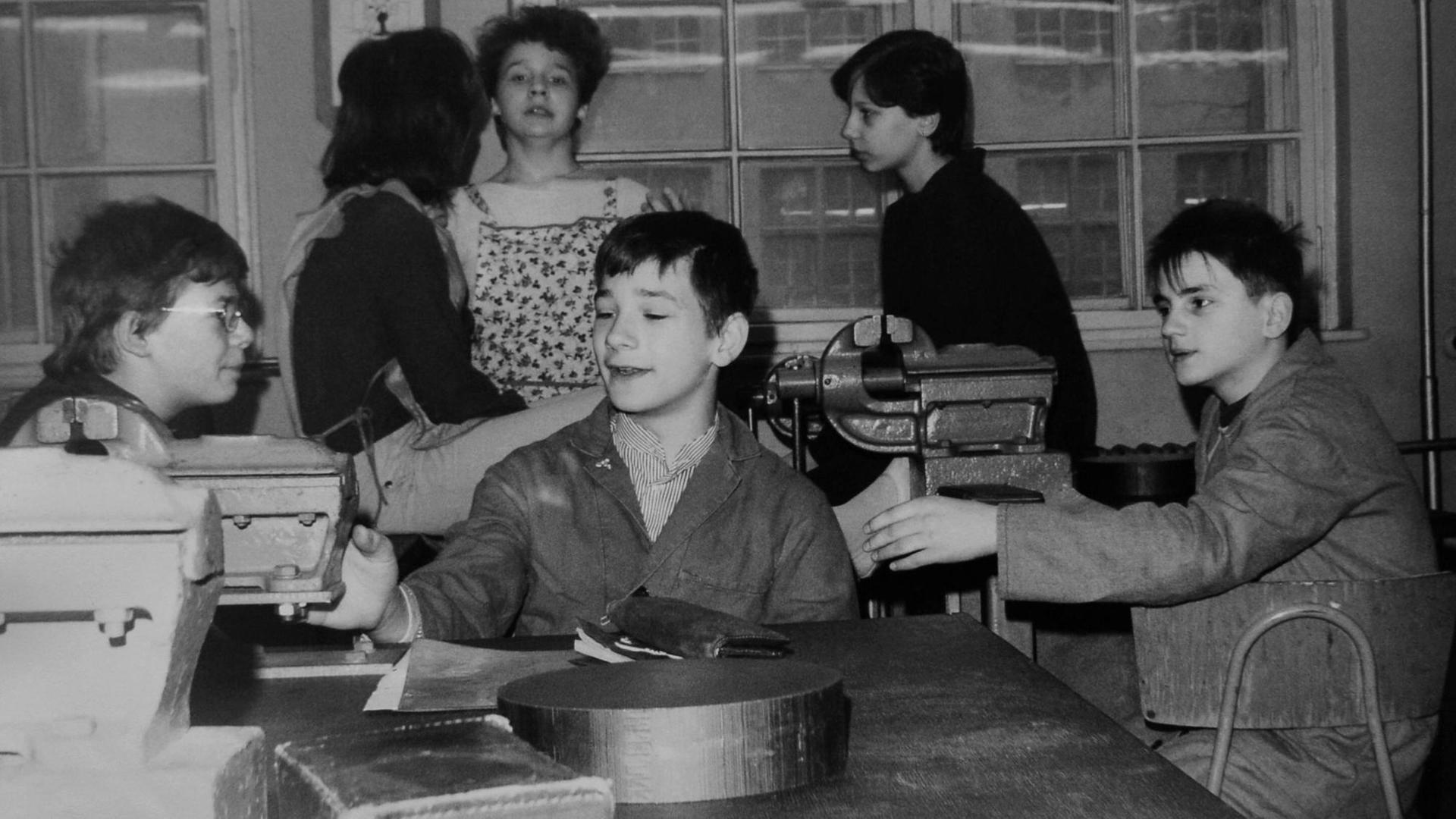 Schulalltag in der DDR - Schüler während des Unterrichtsfach 'Produktive Arbeit' (praktische und theoretische Arbeiten in verschiedenen Betrieben in der DDR als Berufsvorbereitung) in einem Betrieb in Ost-Berlin um 1985. Schulalltag in der DDR - Schüler während des Unterrichtsfach 'Produktive Arbeit' (praktische und theoretische Arbeiten in verschiedenen Betrieben in der DDR als Berufsvorbereitung) in einem Betrieb in Ost-Berlin um 1985.