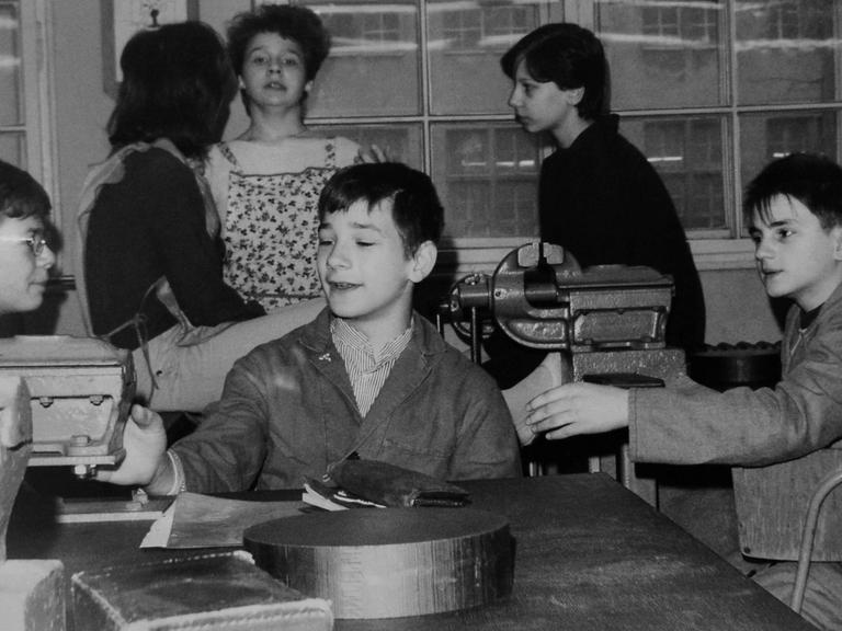 Schulalltag in der DDR - Schüler während des Unterrichtsfach 'Produktive Arbeit' (praktische und theoretische Arbeiten in verschiedenen Betrieben in der DDR als Berufsvorbereitung) in einem Betrieb in Ost-Berlin um 1985.