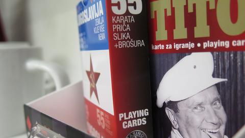 Spielkarten, Tassen, Anstecker: Souvenirs mit dem Konterfei Titos sind im heutigen Serbien beliebt.