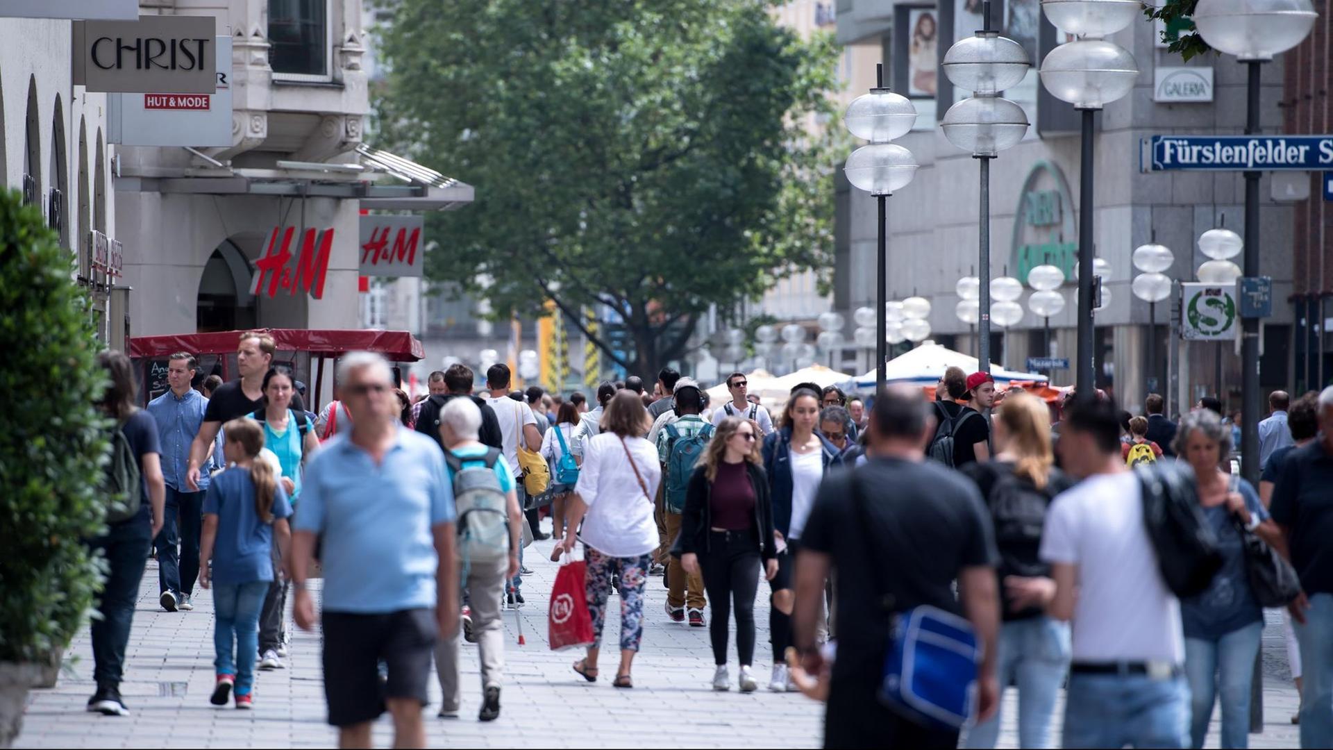 Passanten gehen in München durch die Fußgängerzone. Passanten gehen in München durch die Fußgängerzone.