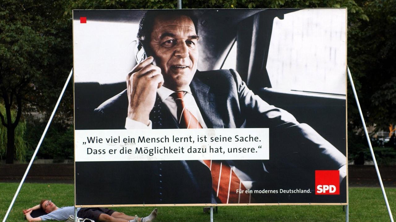 Ein SPD-Wahlplakat von 2002 zeigt den damaligen Bundeskanzler Gerhard Schröder, darunter der Spruch: "Wie viel ein Mensch lernt, ist seine Sache. Dass er die Möglichkeit dazu hat, ist unsere." Ein SPD-Wahlplakat von 2002 zeigt den damaligen Bundeskanzler Gerhard Schröder, darunter der Spruch: "Wie viel ein Mensch lernt, ist seine Sache. Dass er die Möglichkeit dazu hat, ist unsere."