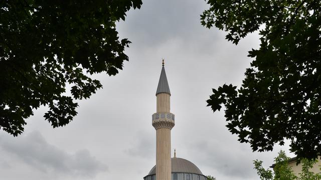 Die DITIB-Merkez-Moschee in Duisburg-Marxloh bei bewölktem Himmel.