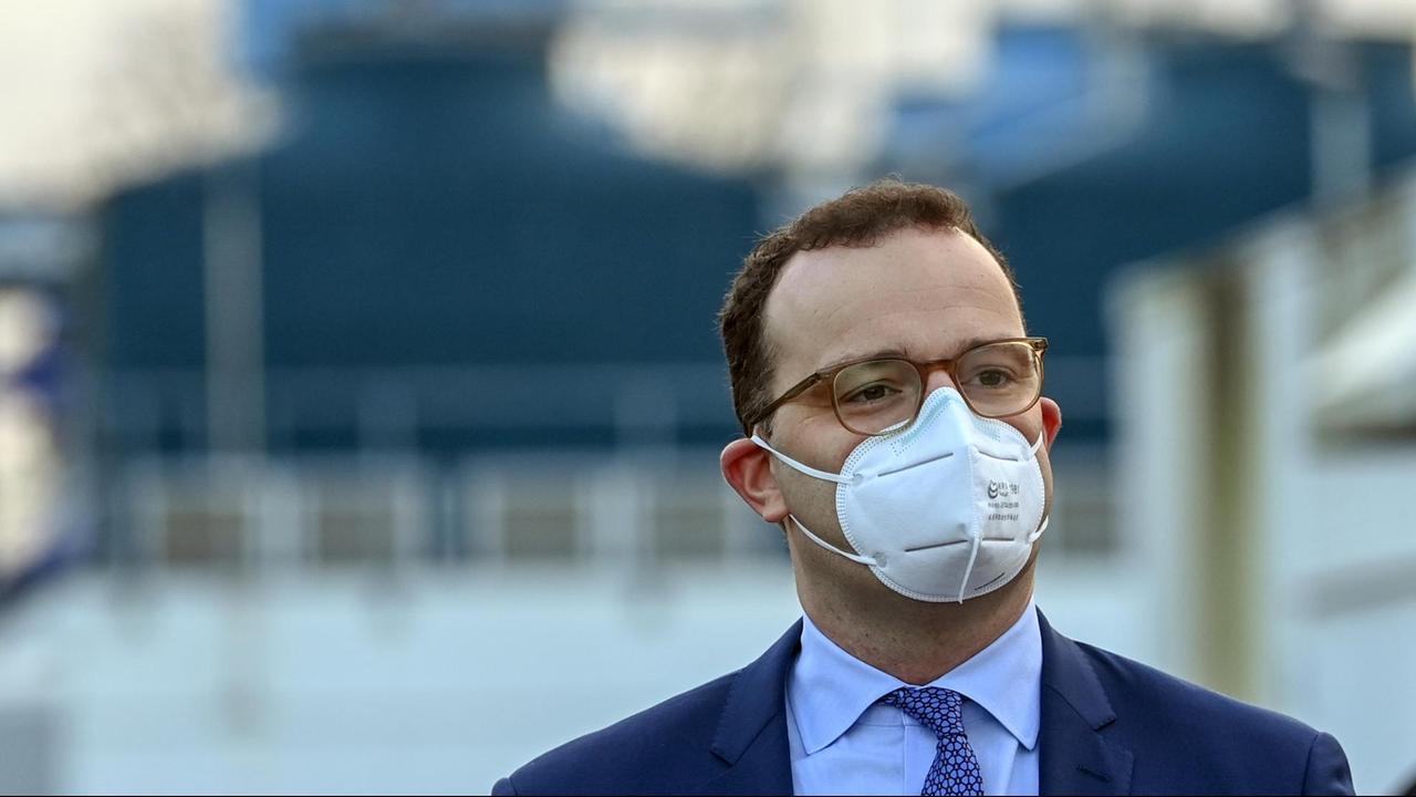 Bundesgesundheitsminister mit Mund-Nasen-Schutz Bundesgesundheitsminister mit Mund-Nasen-Schutz