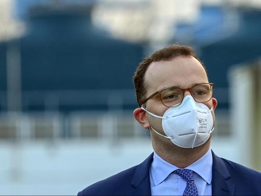 Bundesgesundheitsminister mit Mund-Nasen-Schutz