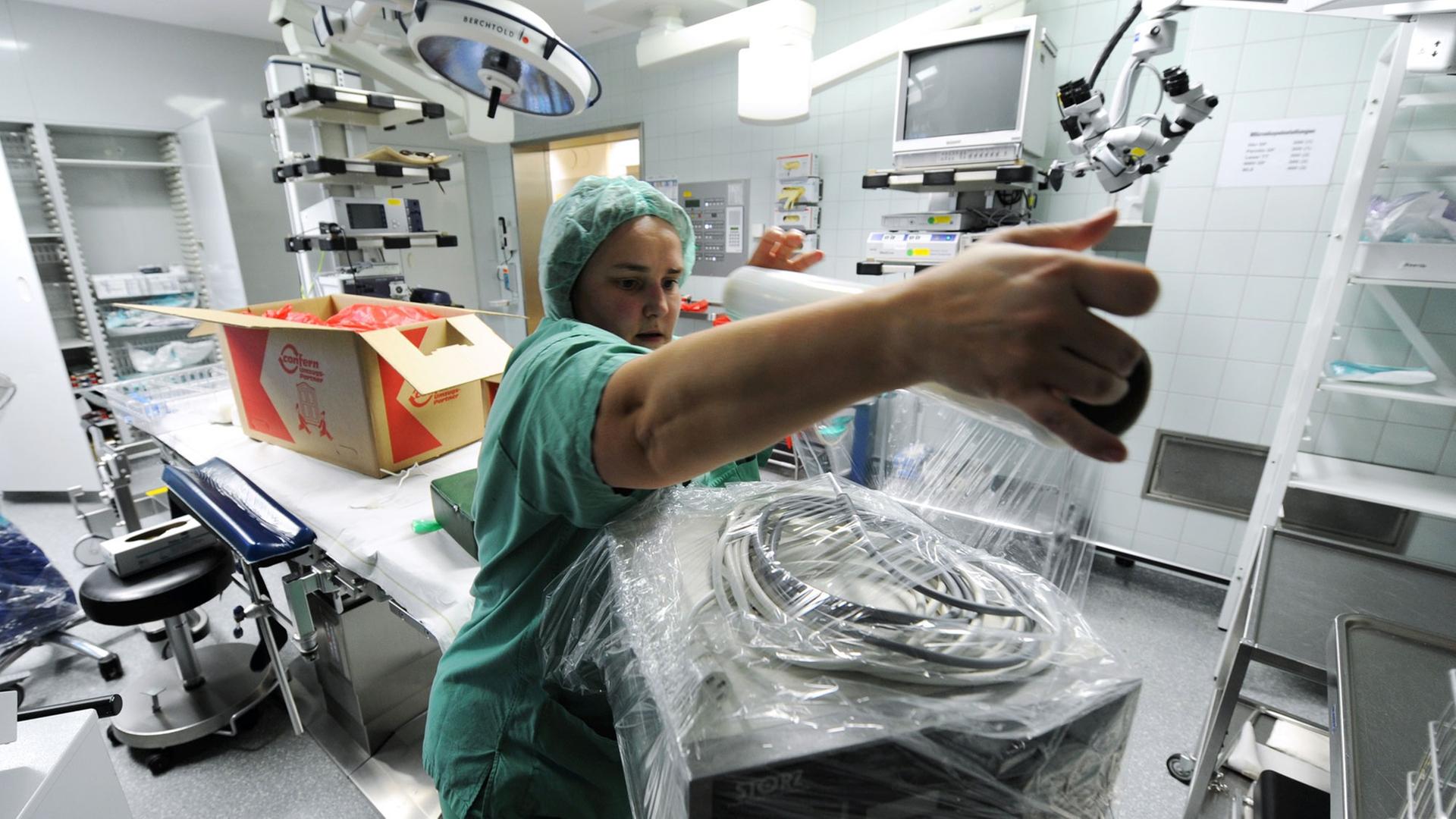 Eine Schwester packt im OP-Bereich der Klinik für Hals-, Nasen- und Ohrheilkunde in Marburg ein Gerät ein. Eine Schwester packt im OP-Bereich der Klinik für Hals-, Nasen- und Ohrheilkunde in Marburg ein Gerät ein.