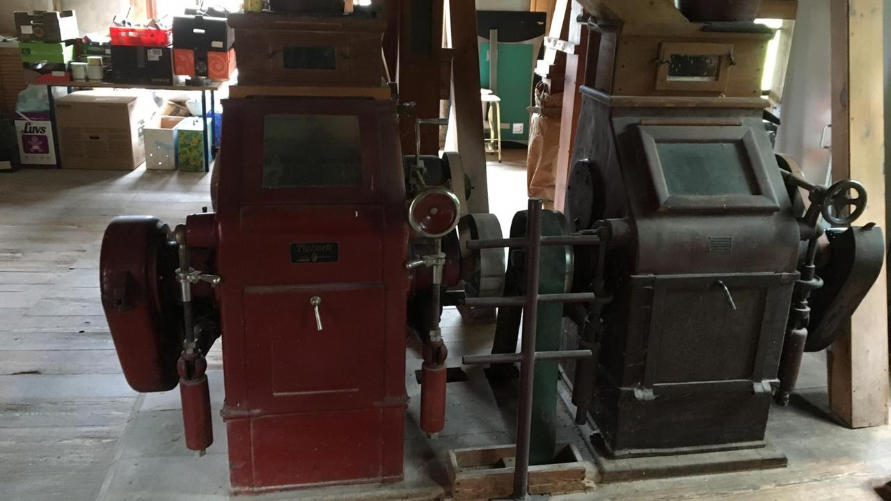 Blick in das Innere der Kappmühle und auf die bereits relativ altertümliche Mühlenmechanik. Blick in das Innere der Kappmühle und auf die bereits relativ altertümliche Mühlenmechanik.