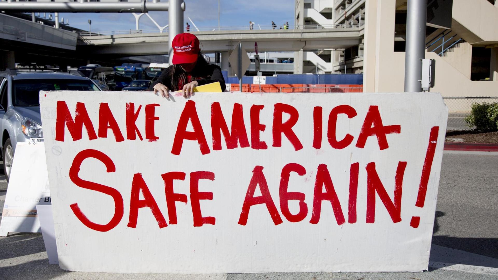 Trump-Anhänger tragen ein Plakat mit der Aufschrift "Macht Amerika wieder sicher".